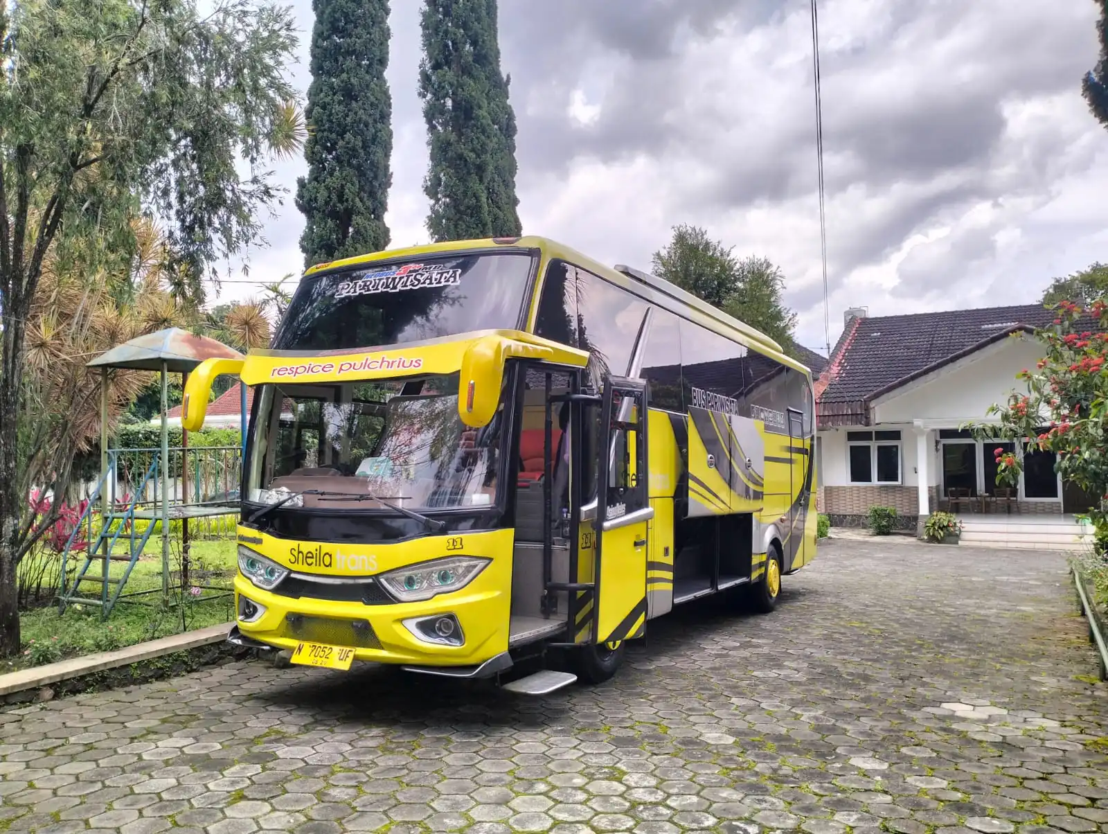 sewa bus medium malang